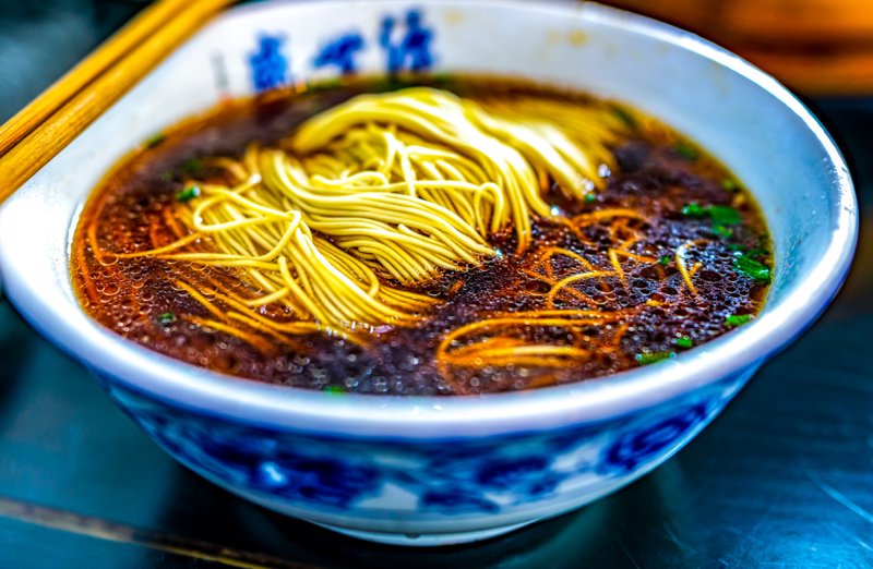 在繁忙的城市中寻找一份美味的小吃，总是一件让人乐此不疲的事情。今天就让我们一起探索几个各具特色的小吃店，让你吃得开心，玩得尽兴。